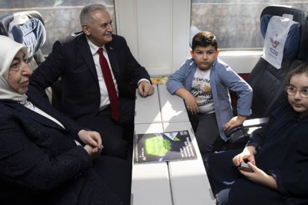 Meclis Başkanlığı görevini devreden Binali Yıldırdım, İstanbul’a hızlı tren ile gitti