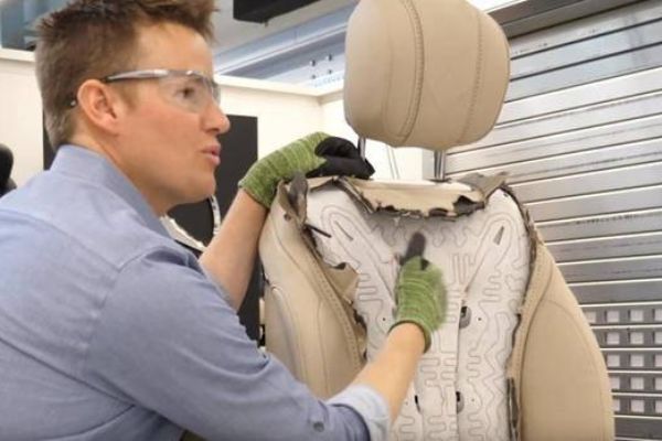 Mercdes-Benz S-Class koltuğundaki kesip içine baktılar