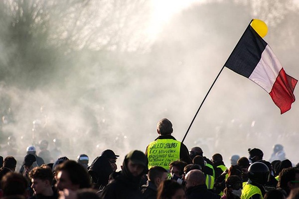 Sarı yelekliler Fransa'daki birçok rafinerinin giriş-çıkışlarını kapattı