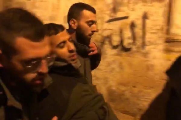 İsrail askerleri Mescidi Aksaya baskın düzenledi