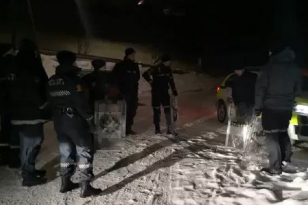 Norveç polisi kalkanlarını kızak olarak kullandı