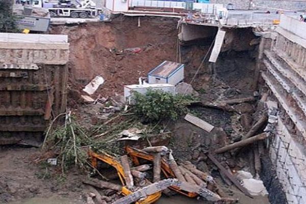 Sarıyer'de inşaatın istinat duvarı çöktü