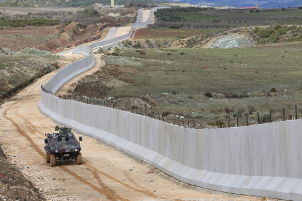 Suriye sınırında 3 ceset bulundu