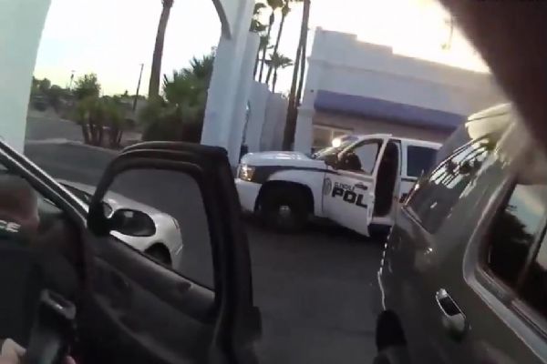 ABD polisi bir şahsı çocukları gözü önünde darp etti