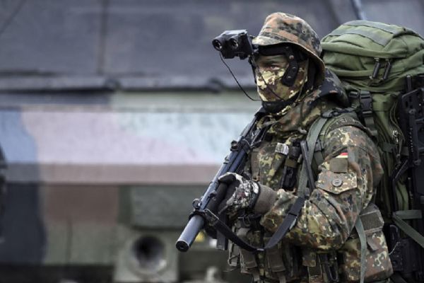 Müslüman Alman askeri kefenini yanında taşıyor