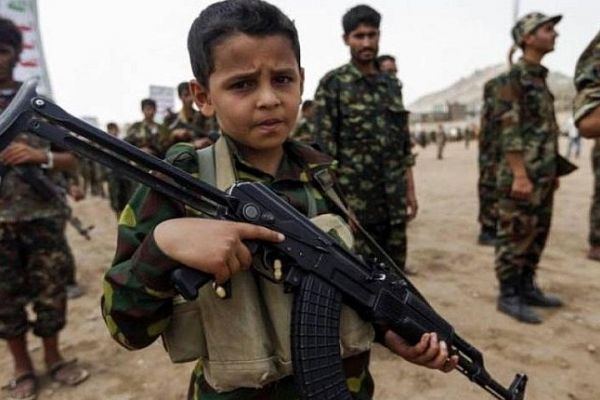 Yemen'de zorla silah altına alınan 2 bin 700 çocuk asker