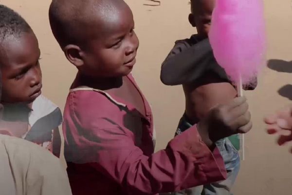 İlk defa pamuk şeker yiyen Kamerunlu çocukların mutluluğu