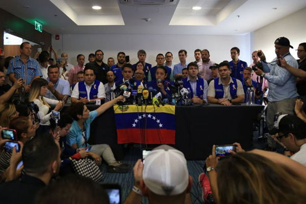 Venezuelalı muhalifler 'beyaz' giyecek