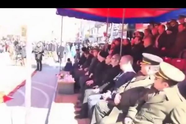 İstiklal Marşı okunurken protokol ayağa kalkmadı