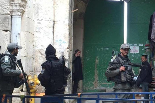 İsrail askerleri, görme engelli Filistinli'yi darp etti