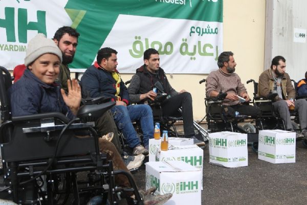 Suriye’deki engellilere 20 tekerlekli sandalye