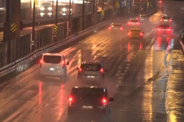 İstanbul'da sağanak yağış etkili oldu