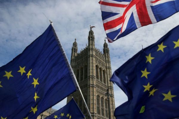 İngiltere'de 3 bakan Brexit'in ertelenmesine destek verdi.