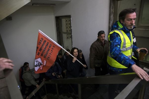 Göstericiler parlamentoyu bastı