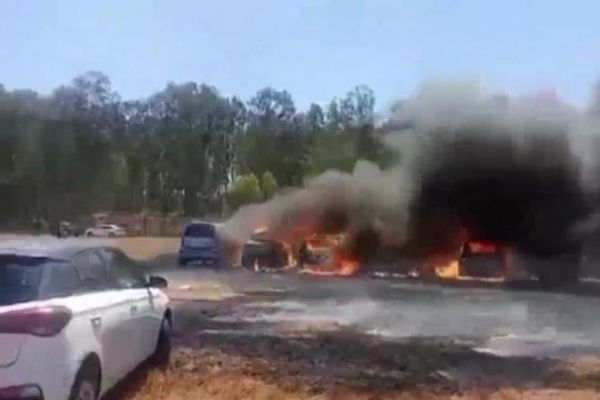 Hindistan'da otopark yangını