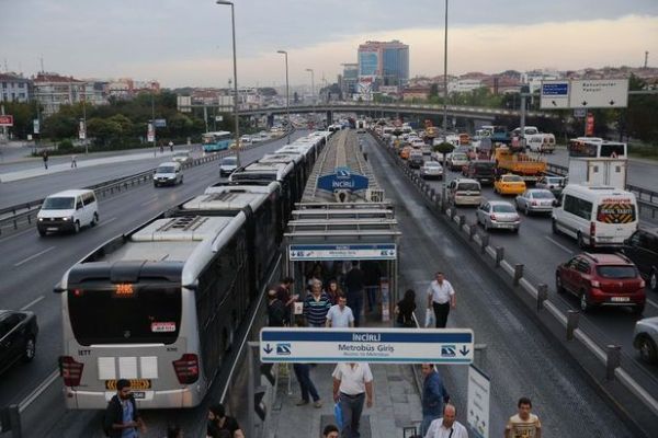 Haramidere'de metrobuslerin çarpıştığı an