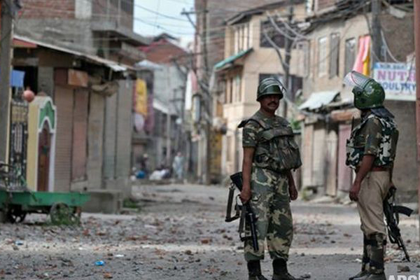 Hindistan Cammu Keşmir'e asker göndermeye devam ediyor