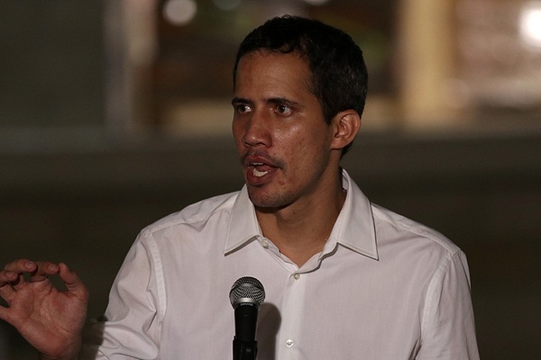 Guaido, Venezuela'ya insani yardımların girdiğini söyledi