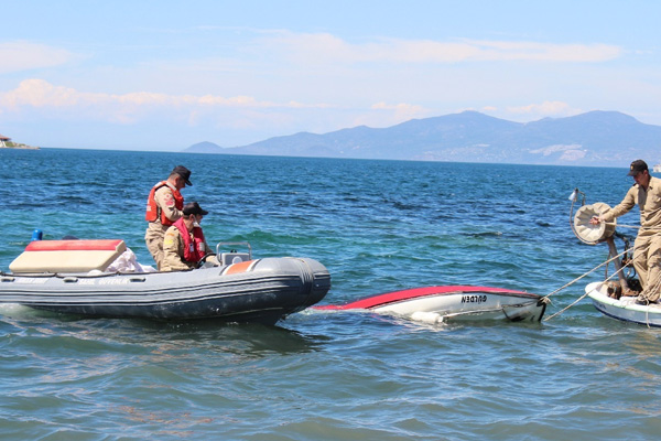 Fırtınanın sürüklediği göçmenleri itfaiye kurtardı