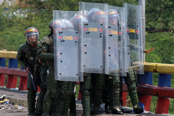 Venezuelalı askerler Kolombiya’ya kaçıyor