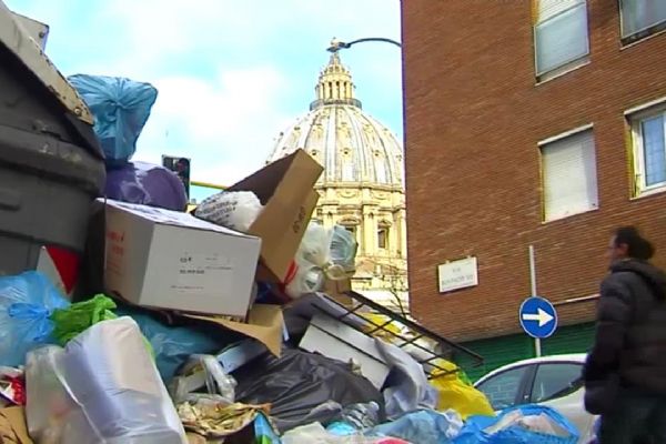 Turizmin önemli başkenti Roma çöp içinde