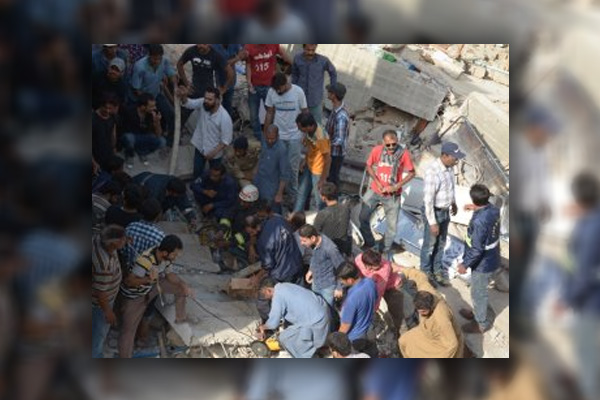 Pakistan’da bina çöktü: 3 ölü