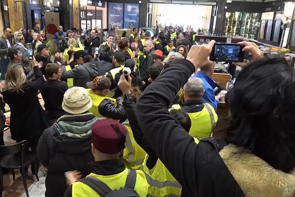 Sarı Yelekliler, az vergi ödeyen çok uluslu şirketleri protesto etti.