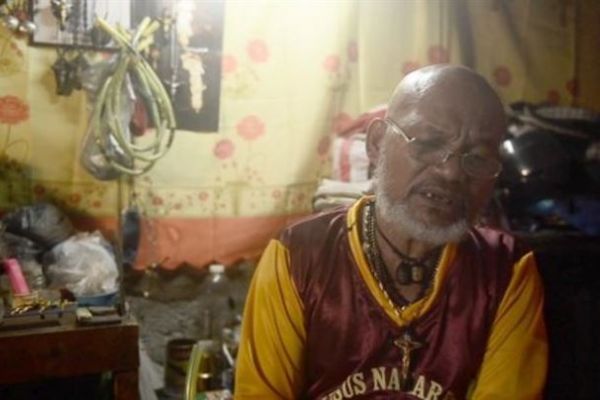 Mezarları açıp ölülerin diz kapaklarını çalıyor