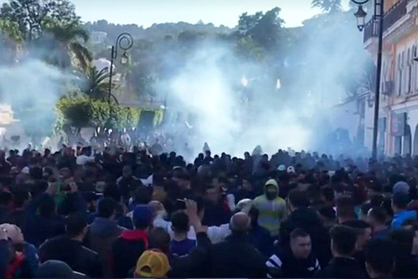 Cezayir halkı ayakta; Buteflika zor durumda