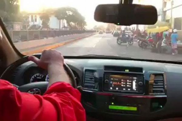 Maduro araba sürerken ABD halkına mesaj yolladı