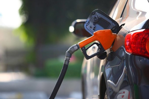Benzin fiyatlarında indirim bekleniyor