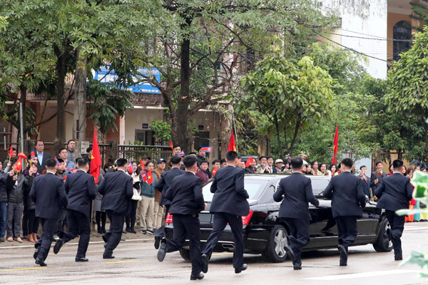 Vietnam'a giden Kim Jong Un için etten duvar