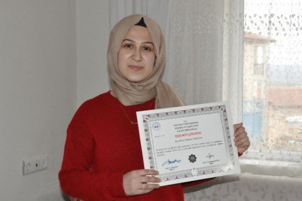 Üç dil bilen genç muhtar adayı