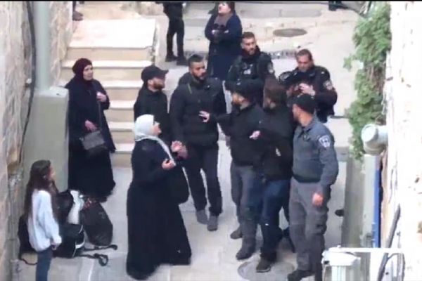 İşgalci İsrail, Yahudi yerleşimcilere vermek için Filistinlileri evlerinden çıkarıyor