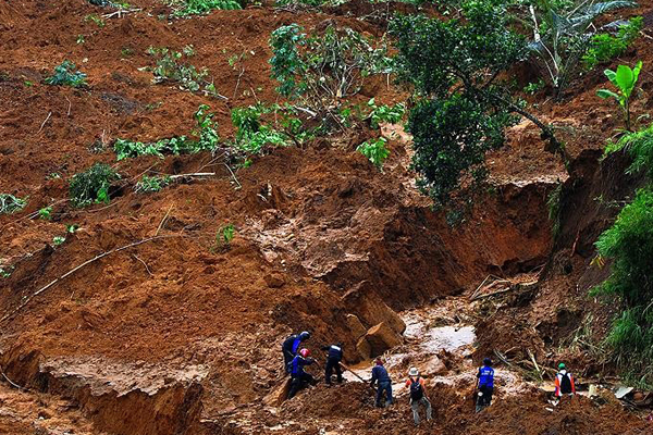 Endonezya'da heyelan: 1 ölü 13 yaralı