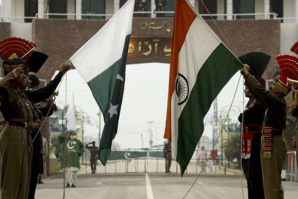 Hindistan ve Pakistan'da havaalanları uçuşa kapatıldı