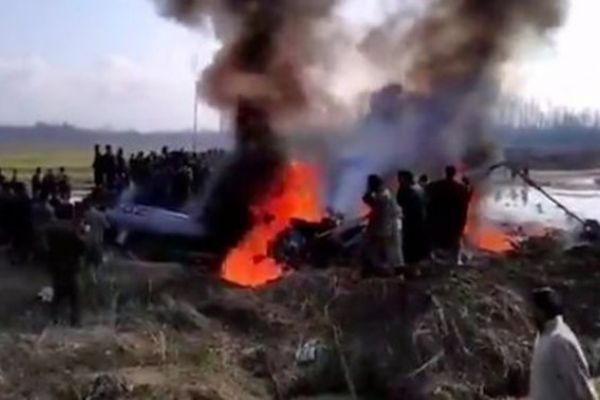 Pakistan tarafından düşürülen Hindistan uçağının enkazı