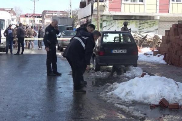 Evi basılan kayınpeder pompalı tüfeğine sarıldı