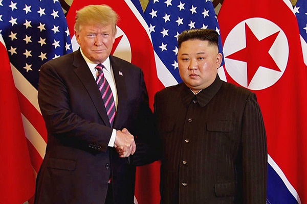 Trump ile Kim bir araya geldi