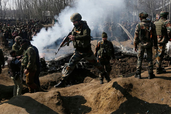 Hindistan Pakistan'da gözaltına alınan pilotu geri istiyor