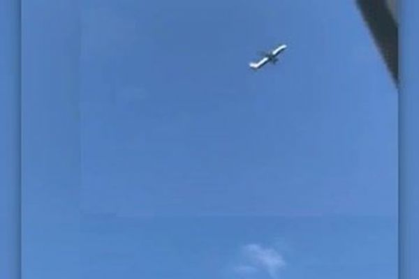 Şiddetli rüzgar yolcu uçağını uçurtma gibi savurdu