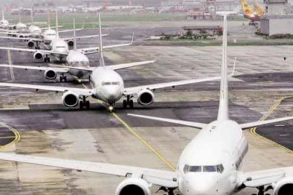 Hindistan'da kapatılan havaalanları yeniden açıldı