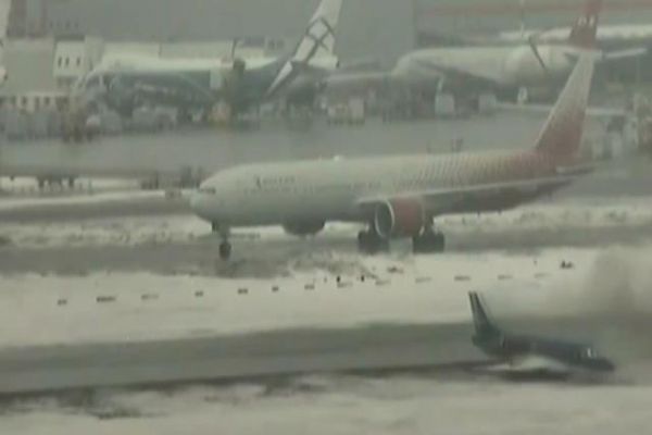 Rusya'da uçak buz tutan pistten dönerek çıktı
