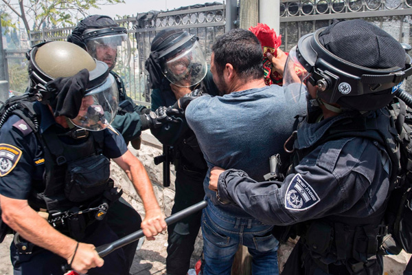 İsrail 12 Filistinliyi gözaltına aldı