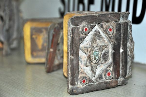 İbranice el yazmalı tarihi kitap ele geçirilid