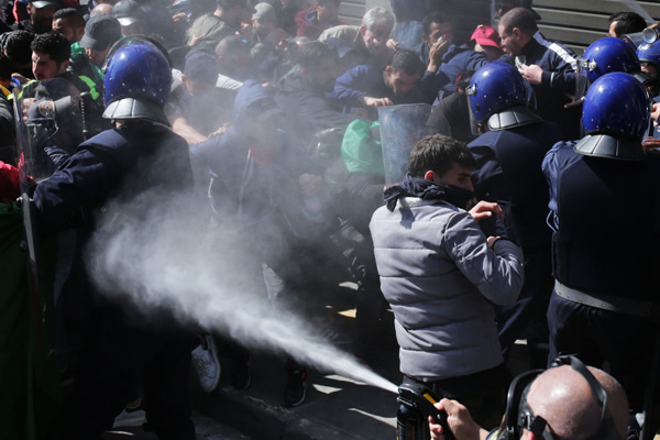 Cezayir'de halk sokaklara döküldü