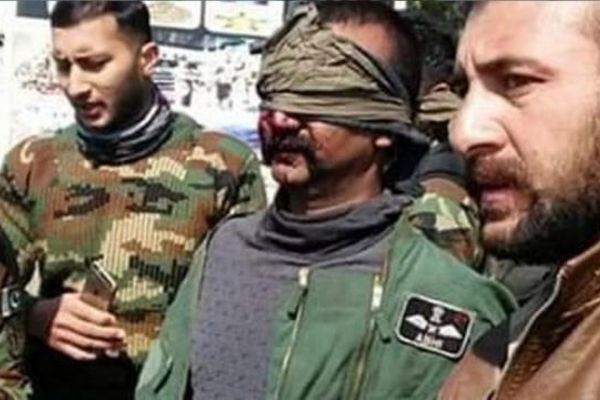 Pakistan rehin aldığı pilotu iade etti