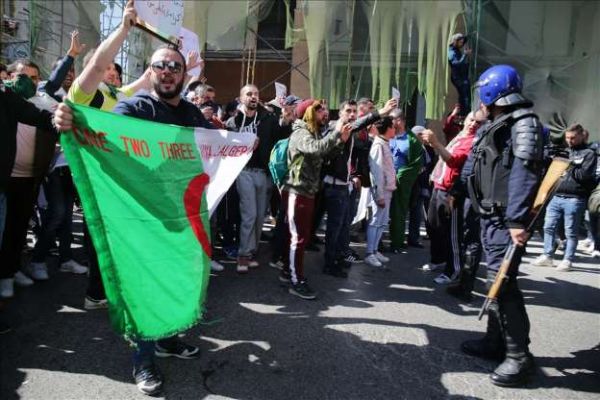 Cezayir'de insanlar Buteflika'nın 5. dönem adaylığını protesto etti