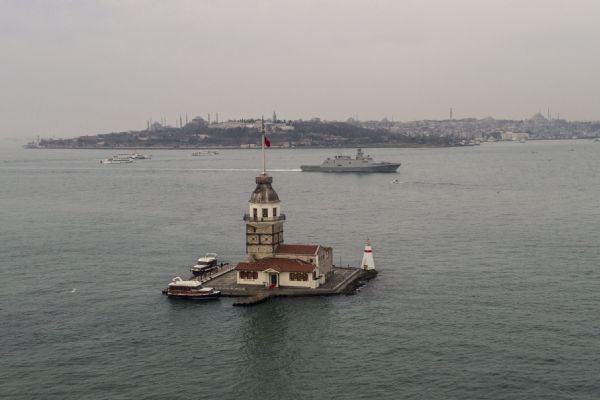 Mavi Vatan 2019 Tatbikatı'na katılan gemiler, İstanbul Boğazı'ndan geçti