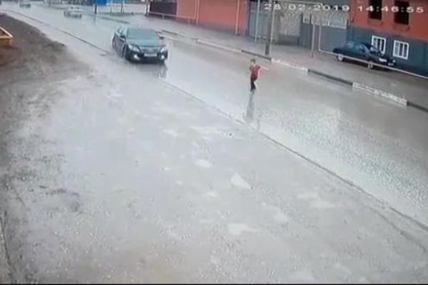 Küçük çocuk arabanın altıda kalmaktan son anda kurtuldu